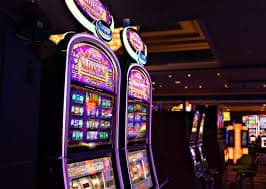tvtoto 003 live blackjack dealer and card table displayed on smartphone screen